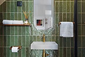 Stylish 1BR Parc Monceau Retreat