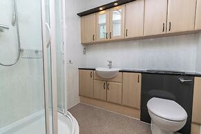 Central Apartment with Parking by Guestz
