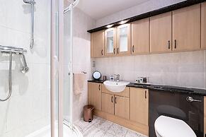 Central Apartment with Parking by Guestz