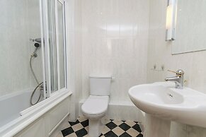 Central Apartment with Parking by Guestz