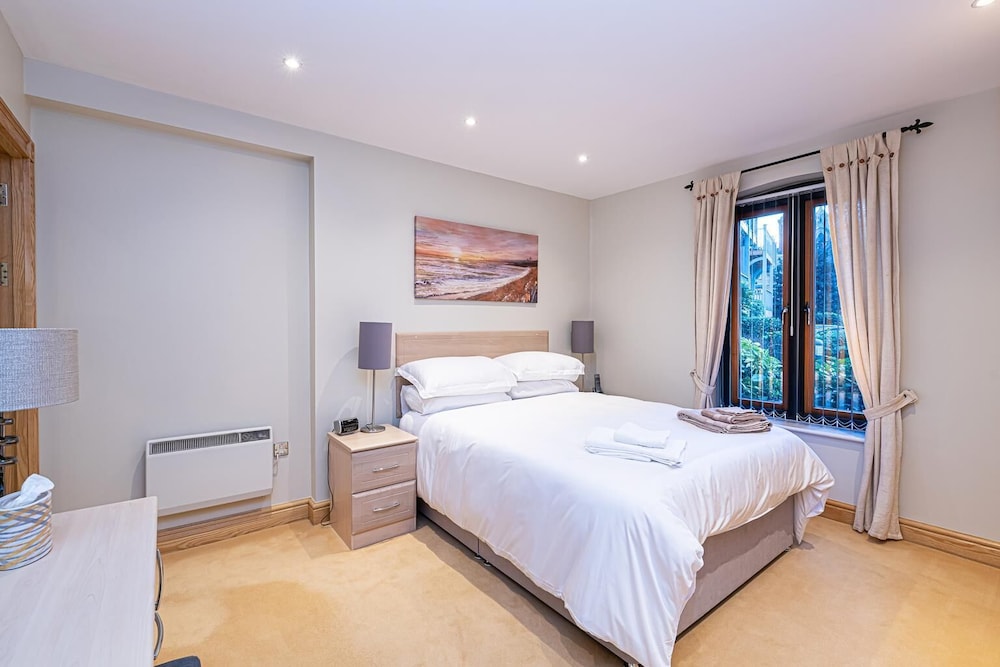 Central Apartment with Parking by Guestz