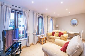 Central Apartment with Parking by Guestz
