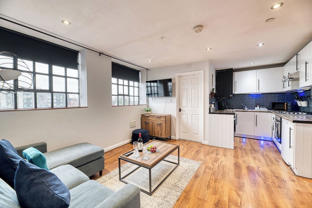 Central 2 Bedroom Apt by Guestz