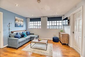 Central 2 Bedroom Apt by Guestz