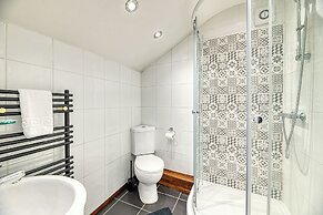 Central 2 Bedroom Apt by Guestz