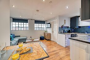 Central 2 Bedroom Apt by Guestz
