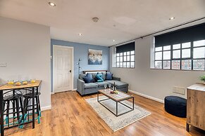 Central 2 Bedroom Apt by Guestz