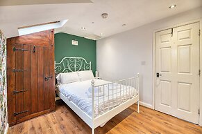 Central 2 Bedroom Apt by Guestz