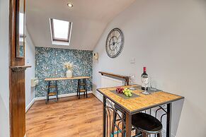 Central 2 Bedroom Apt by Guestz