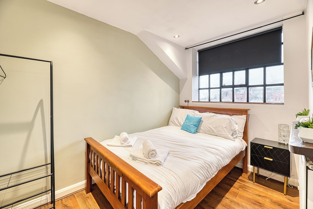Central 2 Bedroom Apt by Guestz