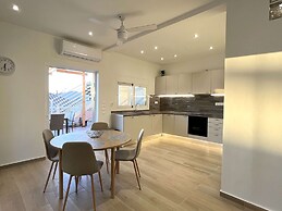 Taygetos View - Bright Modern Retreat in Center