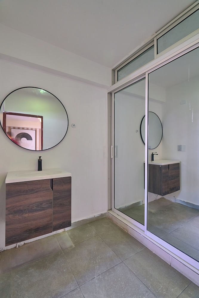 Roy Arias Suites