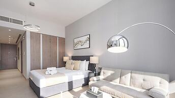 LUX LIV Contemporary Skyline Studio