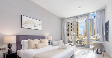LUX LIV Contemporary Skyline Studio