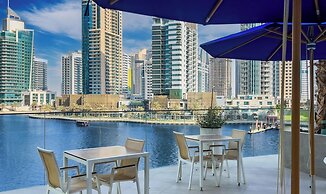 LUX LIV Contemporary Skyline Studio