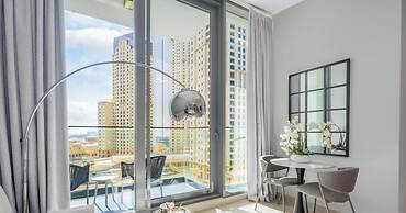 LUX LIV Contemporary Skyline Studio