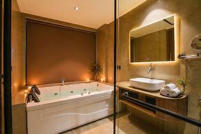 Melange Hotel - Golf course road