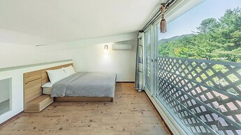 Gapyeong Funny Mongmong Galaxy House