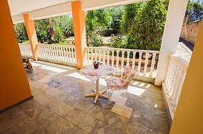 Charming Country House Just Steps From Everything