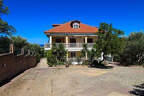 Charming Country House Just Steps From Everything