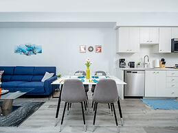 Modern High-rise 24th Floor Condo w Private Patio