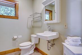 Private Beach & Hot Tub: Eastsound Waterfront Gem