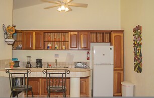 Amazing Suite 103 Walking Distance to the Beach