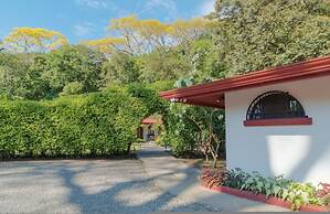 Amazing Suite 103 Walking Distance to the Beach