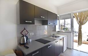 Compact Studio Stay With sea Views and BBQ