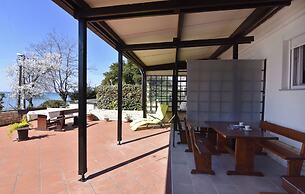 Compact Studio Stay With sea Views and BBQ