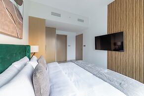 Spacious 2BR with Burj Khalifa View
