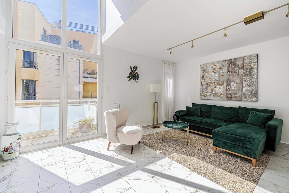 Modern, A/C Duplex - 3bdr/6p - Cannes