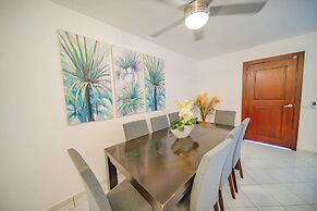 Cozy 7BR Villa BIG Pool Close to Beach!