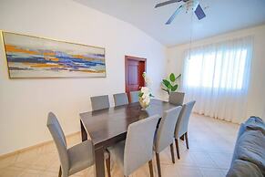 Cozy 7BR Villa BIG Pool Close to Beach!