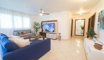 Cozy 7BR Villa BIG Pool Close to Beach!