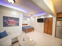 CDC 2 Studio With Bar, Walkable to Beach & Fun