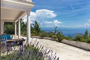 Apartment With Heated Pool Jacuzzi sea View