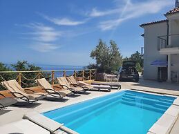 Apartment With Heated Pool Jacuzzi sea View