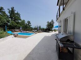 Apartment With Heated Pool Jacuzzi sea View