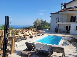 Apartment With Heated Pool Jacuzzi sea View