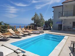 Apartment With Heated Pool Jacuzzi sea View