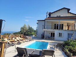 Apartment With Heated Pool Jacuzzi sea View