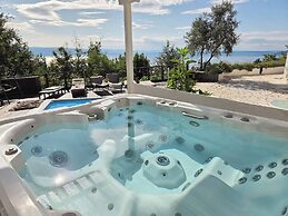 Apartment With Heated Pool Jacuzzi sea View
