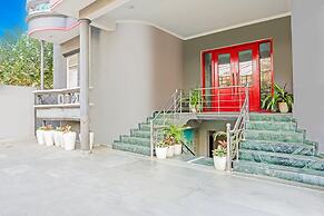 Deluxe Vijay Khand Gomti Nagar