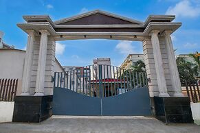 Deluxe Tropicana Beach Resort