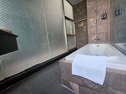 Jason Residencia One Hotel