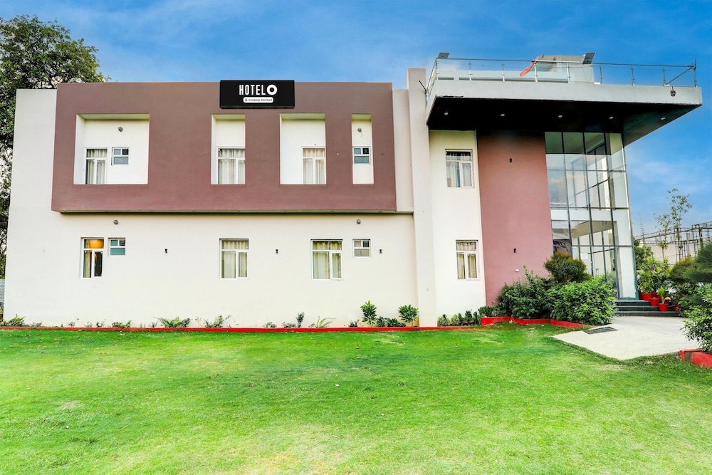 Super Deluxe Room Hotel Madhuvan & Lawn
