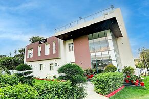 Super Deluxe Room Hotel Madhuvan & Lawn