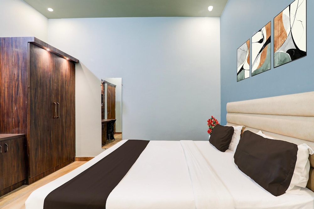 Super Deluxe Room Hotel Madhuvan & Lawn