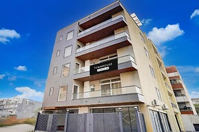 Classic With Balcony Hotel P66 Sec 49